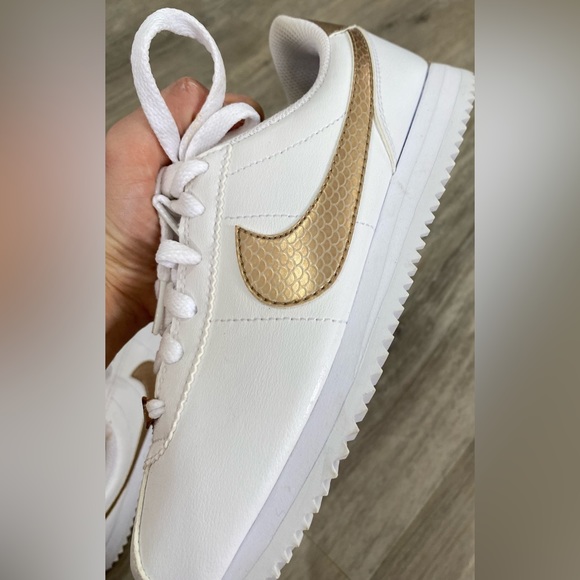 Nike: White and Gold Cortez Basic Junior Trainers- Size 4Y us - Picture 7 of 15